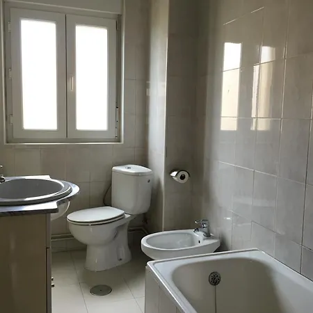 Sunny Apt Close To University With Parking And Wifi