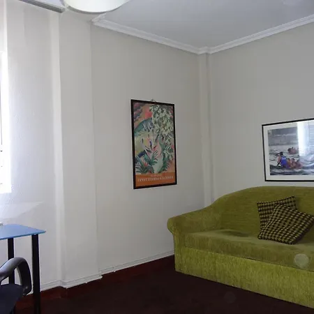 Sunny Apt Close To University With Parking And Wifi